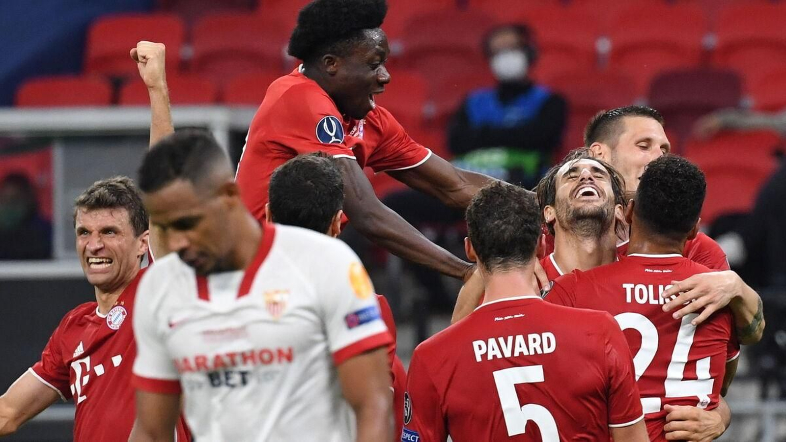 Jugadores del Bayern Múnich celebran el gol de Javi Martínez al Sevilla en la Supercopa.