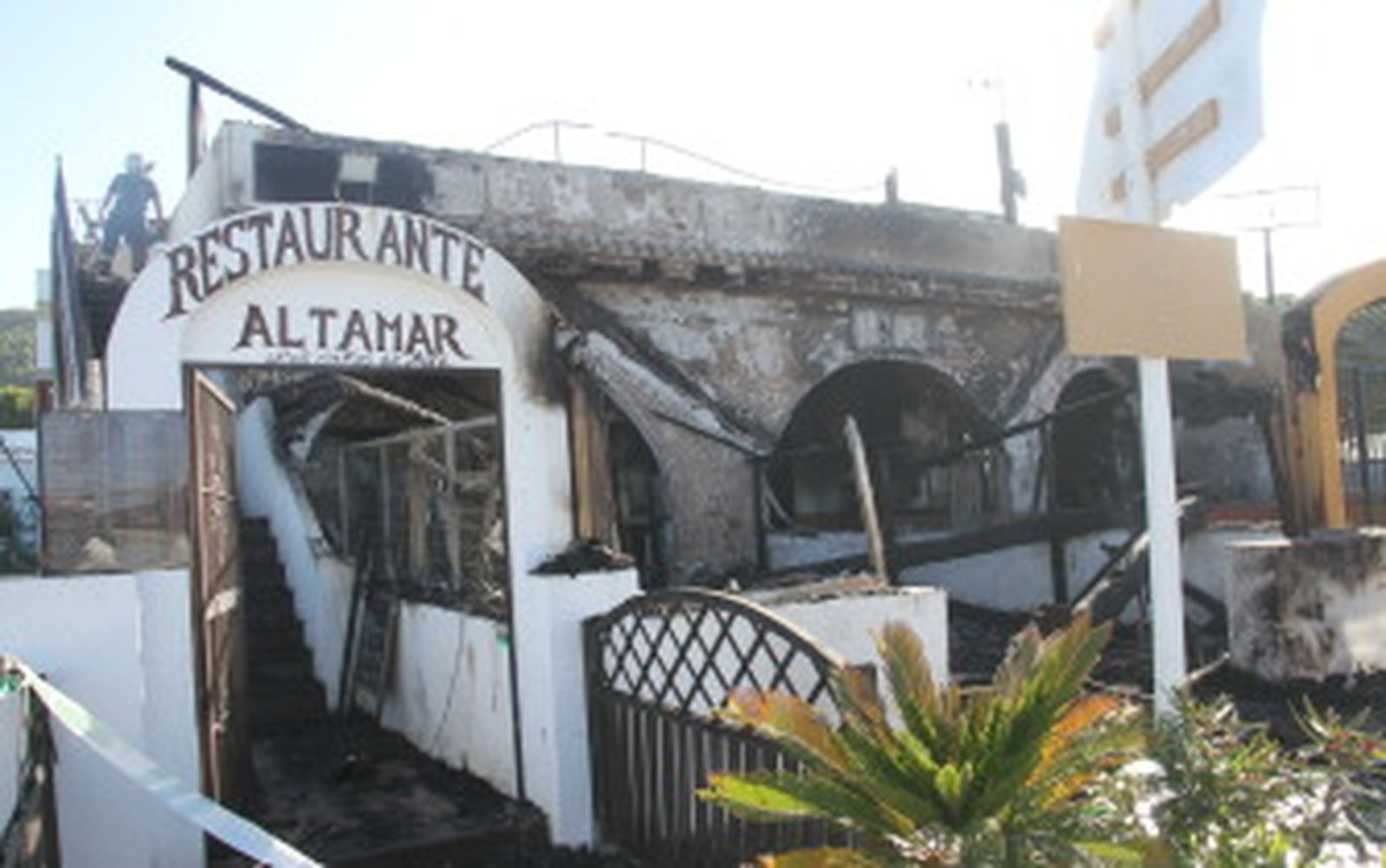 Un incendio destroza un bar y dos restaurantes en Los Caños de Meca