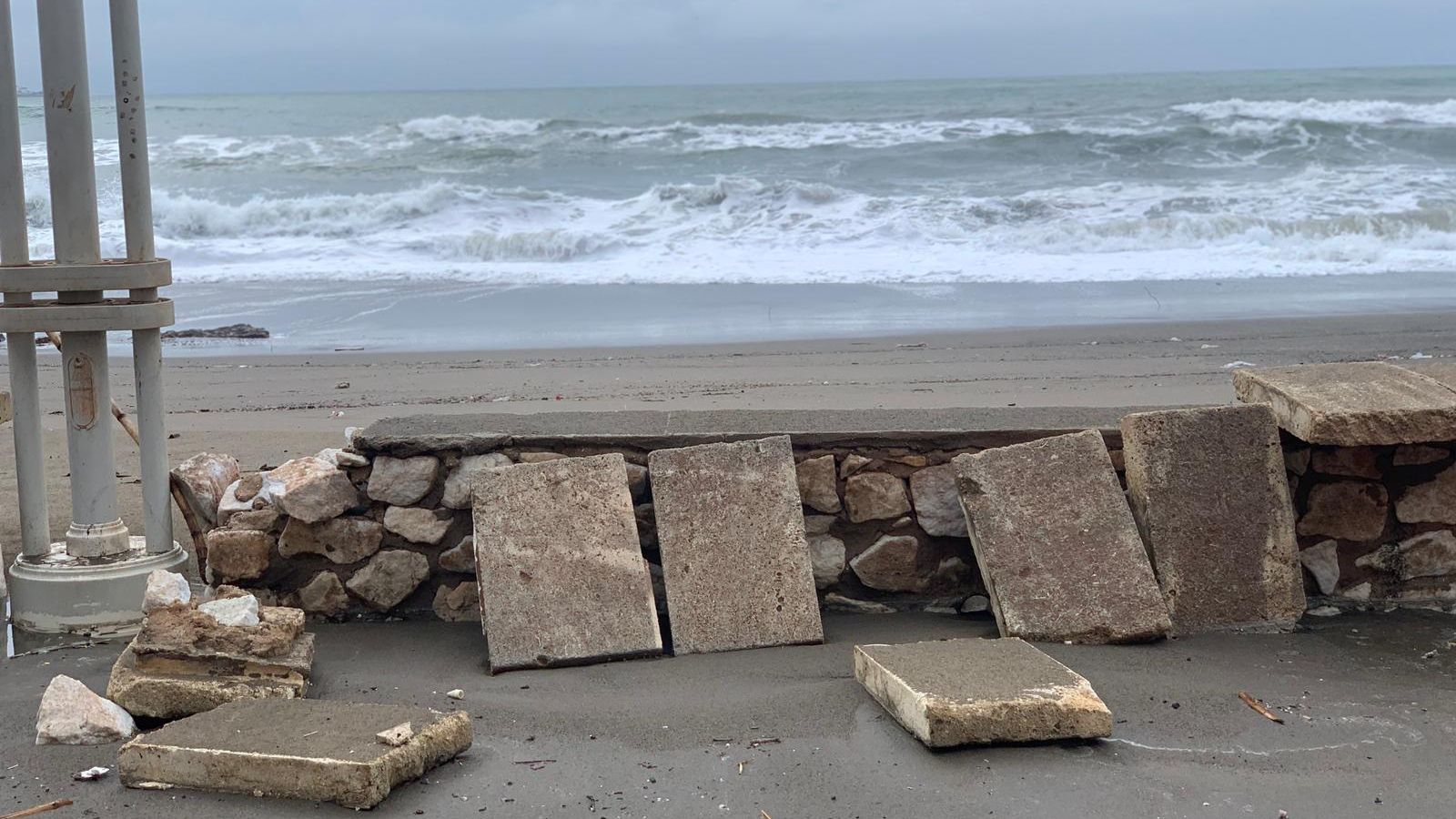 Algunos daños en el paseo marítimo, en Huelin. Algunos daños en el paseo marítimo, en Huelin.