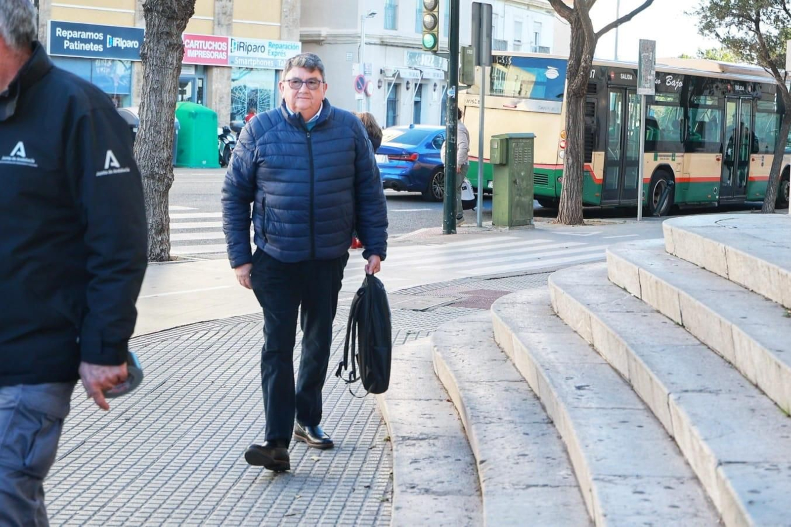 Lorenzo Sánchez en el acceso a la Audiencia de Cádiz