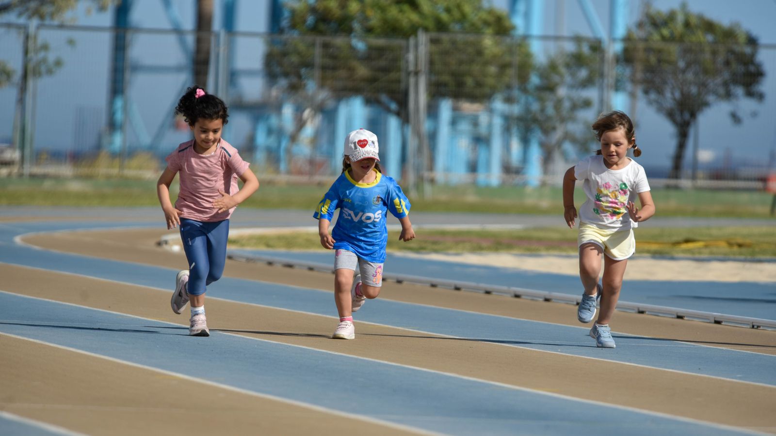 Final de los Juegos Municipales de Atletismo de Algeciras para categorías sub-8 y sub-10