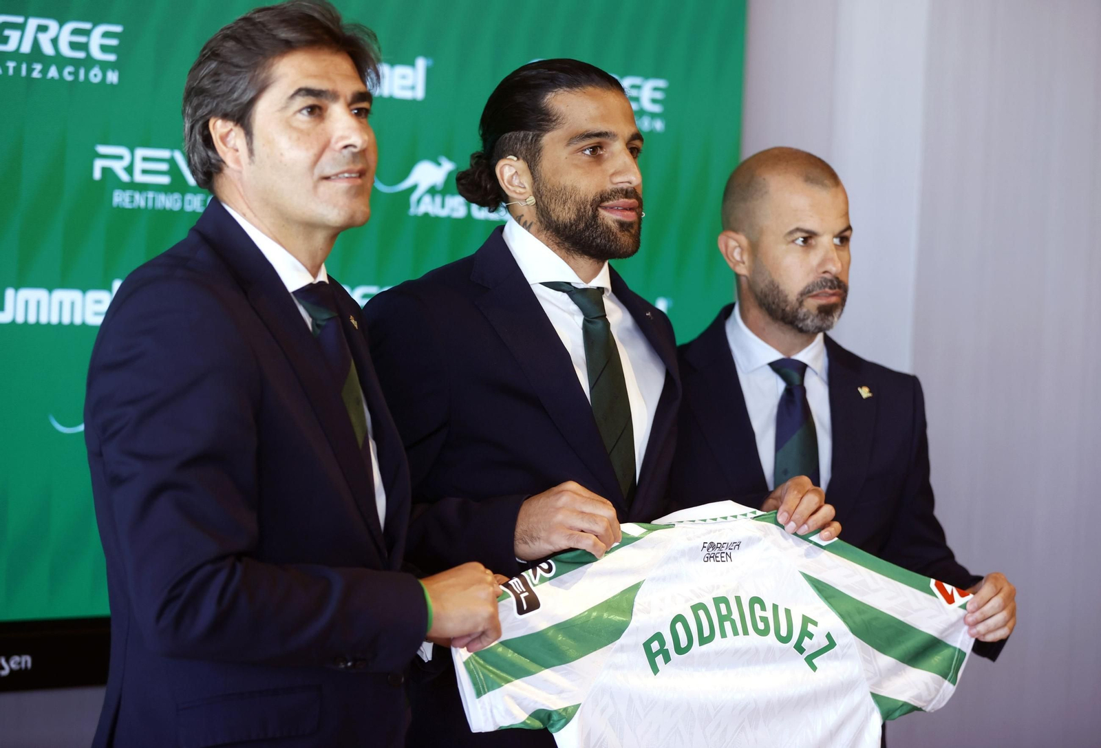 Ángel Haro y Manu Fajardo posan junto a Ricardo Rodríguez.