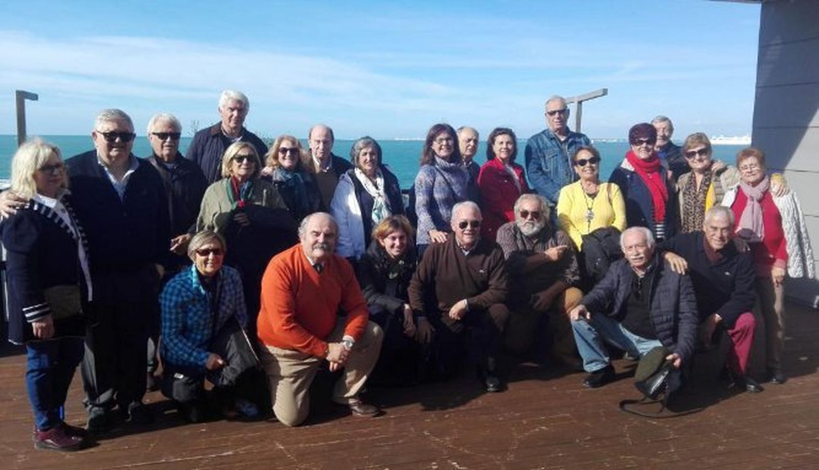 El grupo de antiguos alumnos maristas de Murcia perteneciente a la promoción de 1965, durante su reunión en Cádiz, organizada por Juan López-Cancio, donde visitaron sus monumentos y disfrutaron de su gastronomía.