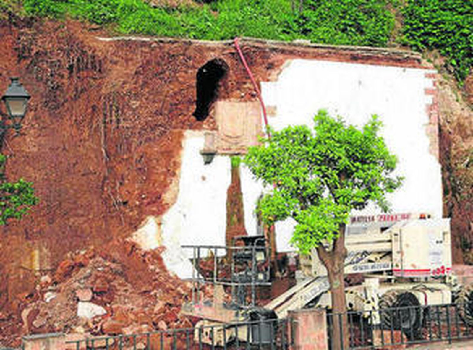 Estado actual del lienzo en el que interviene el Consistorio, con la cavidad.