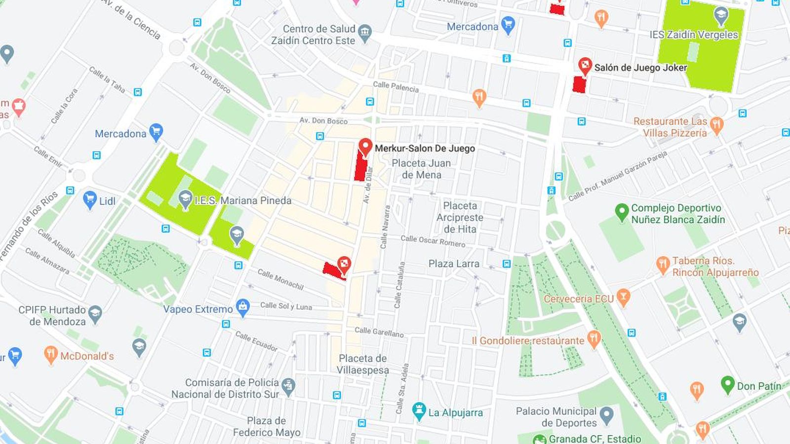 En rojo, los salones de juego. En verde, los colegios cercanos.