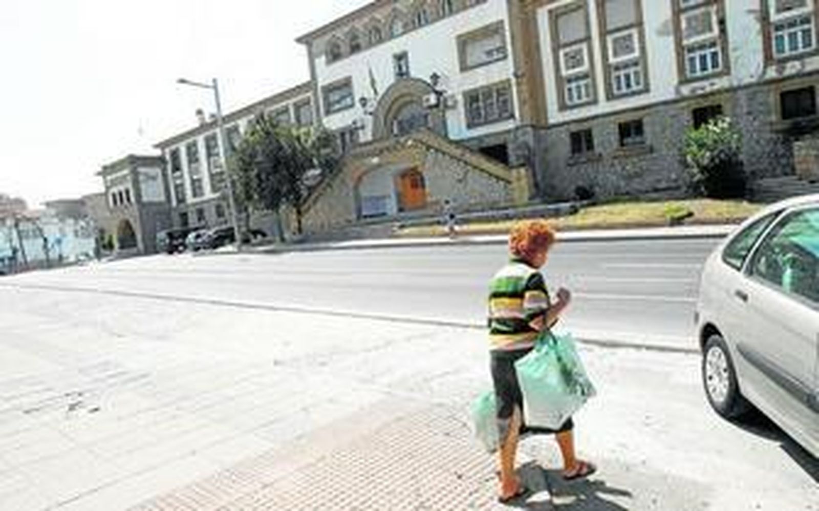 El edificio del CIE situado en La Piñera.