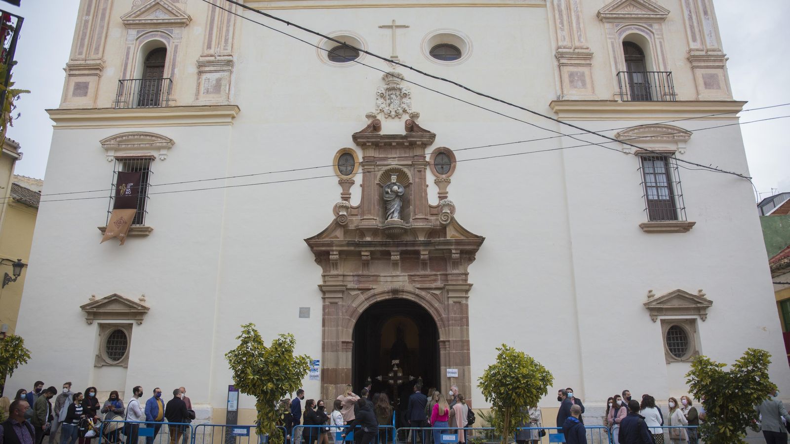 Colas en la iglesia de la Santa Cruz y San Felipe Neri, sede de la hermandad de la Salutación.