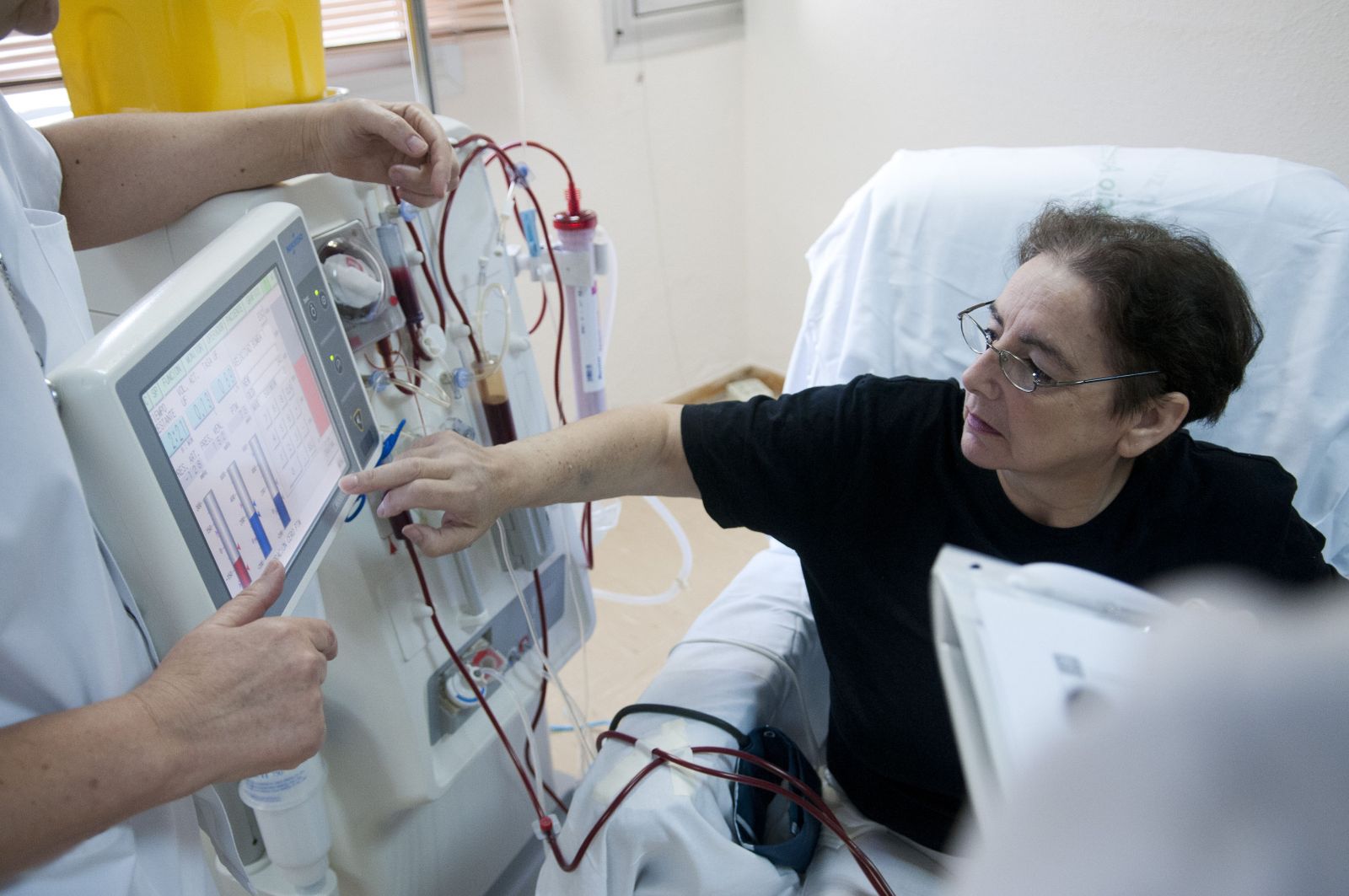 Paciente durante una sesión de hemodiálisis.