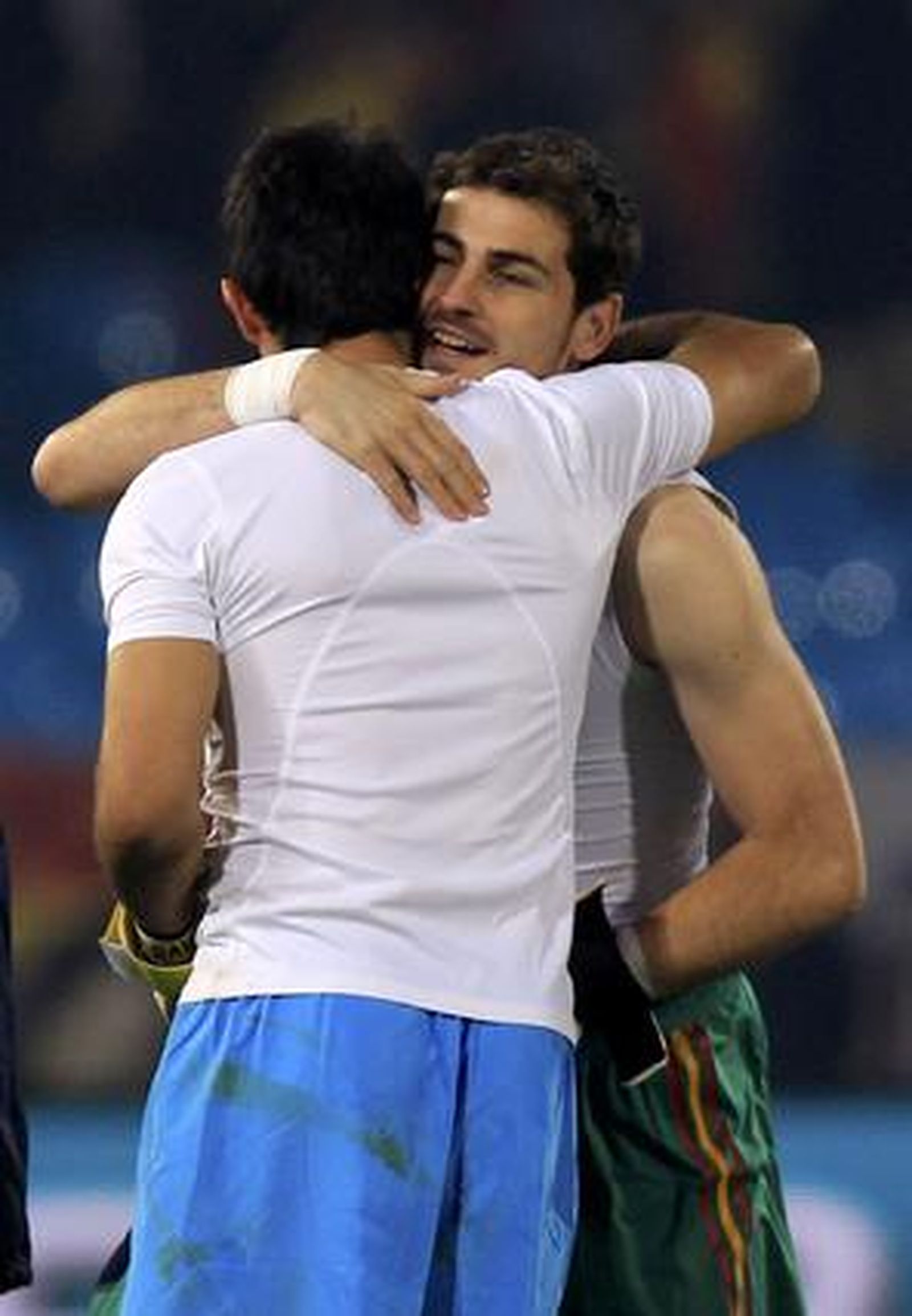 Casillas y Villa se abrazan al final del choque. / Reportaje gráfico: EFE, Reuters, AFP.