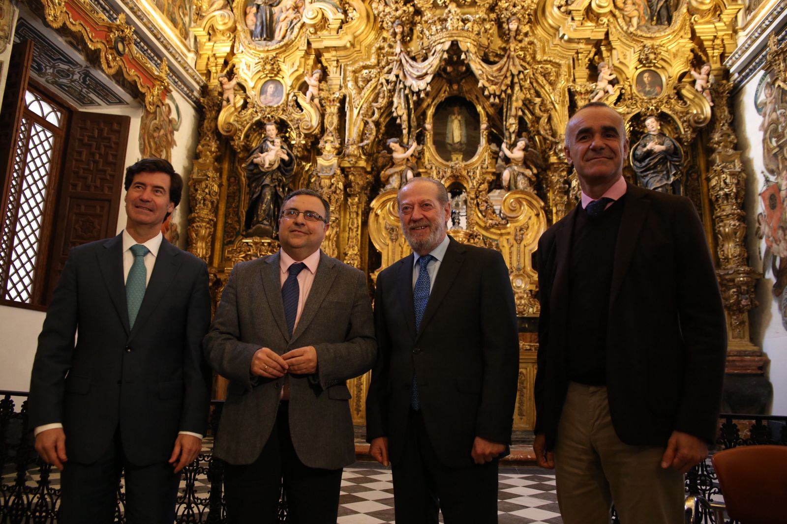 Villalobos flanqueado por Miguel Rus y Diego Ramos a la izquierda, y el concejal Antonio Muñoz a la derecha, el viernes, en la presentación en San Luis de los Franceses.