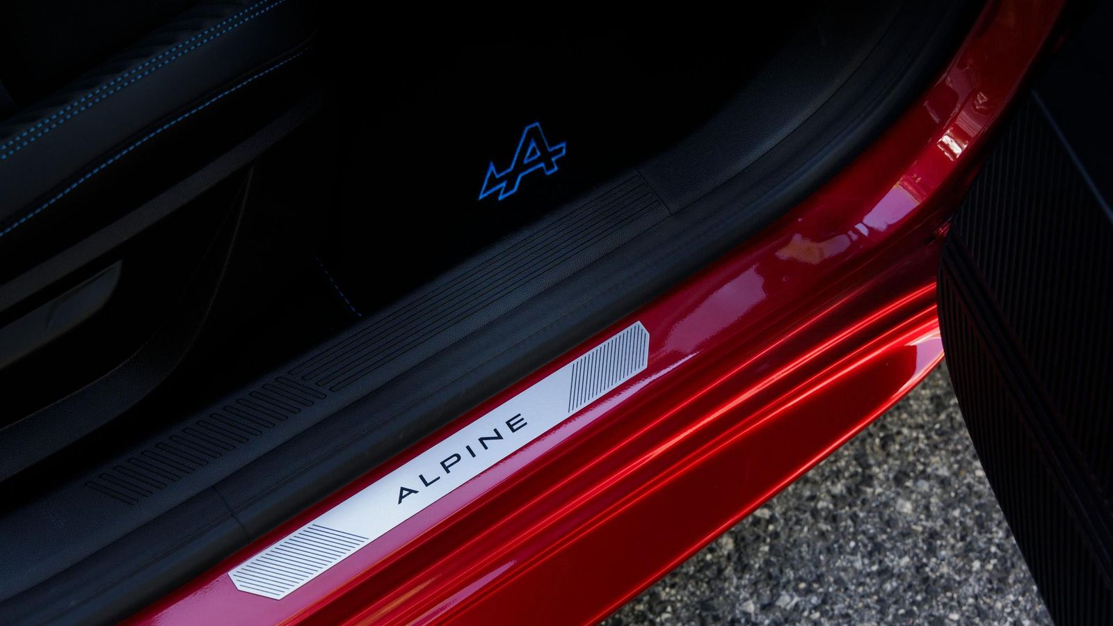 El acabado Esprit Alpine se caracteriza por detalles como la protección del umbral de las puertas, costuras de asientos o volante, o elementos decorativos del salpicadero, además de por equipamiento funcional.