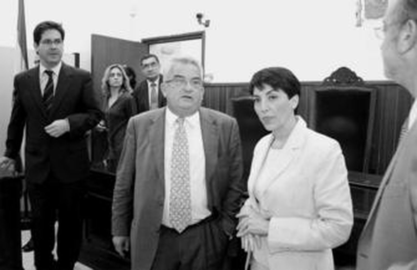 Jesús Fernández Entralgo junto a la consejera Evangelina Naranjo, ayer durante la visita al Palacio de Justicia.