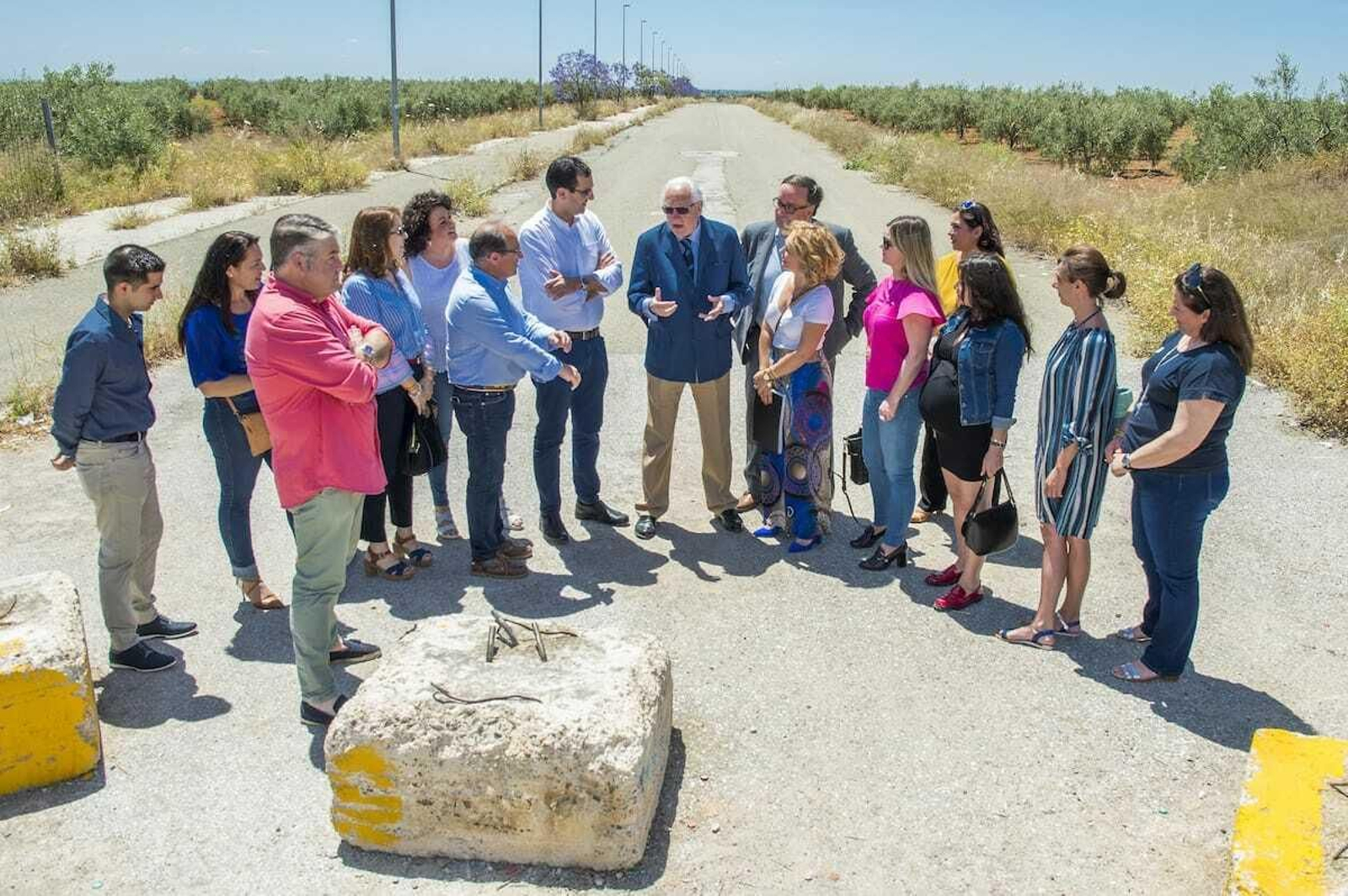 El viceconsejero, Jaime Raynaud, con el alcalde de Villanueva del Ariscal y la edil del PP de Espartinas, María Helena Romero, en la carretera de Tablantes.