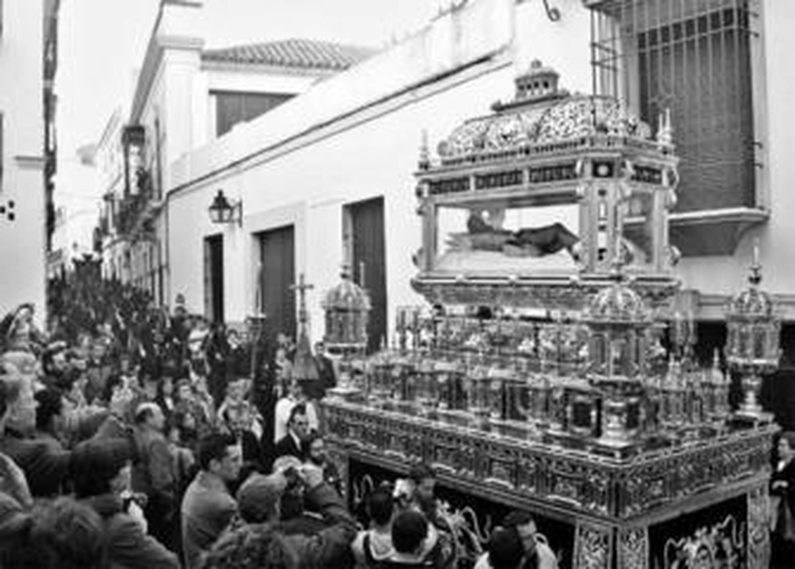 El Santo Sepulcro, seguido por algunos penitentes, en la procesión del pasado año.