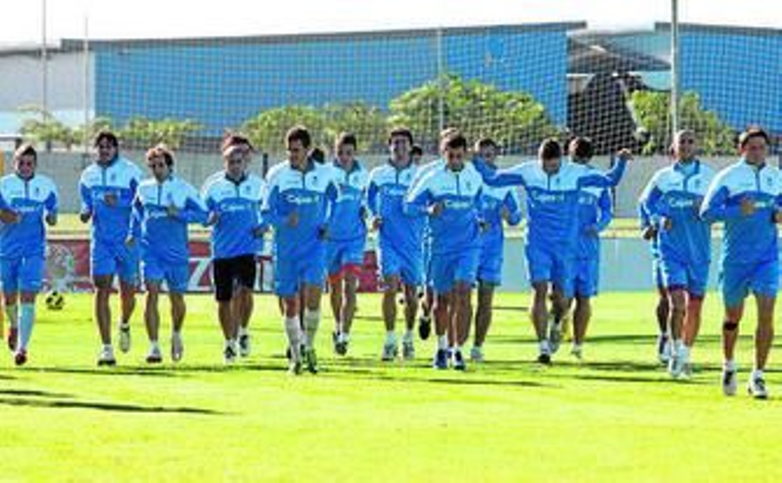 La plantilla del Recre corre durante el entrenamiento de ayer.