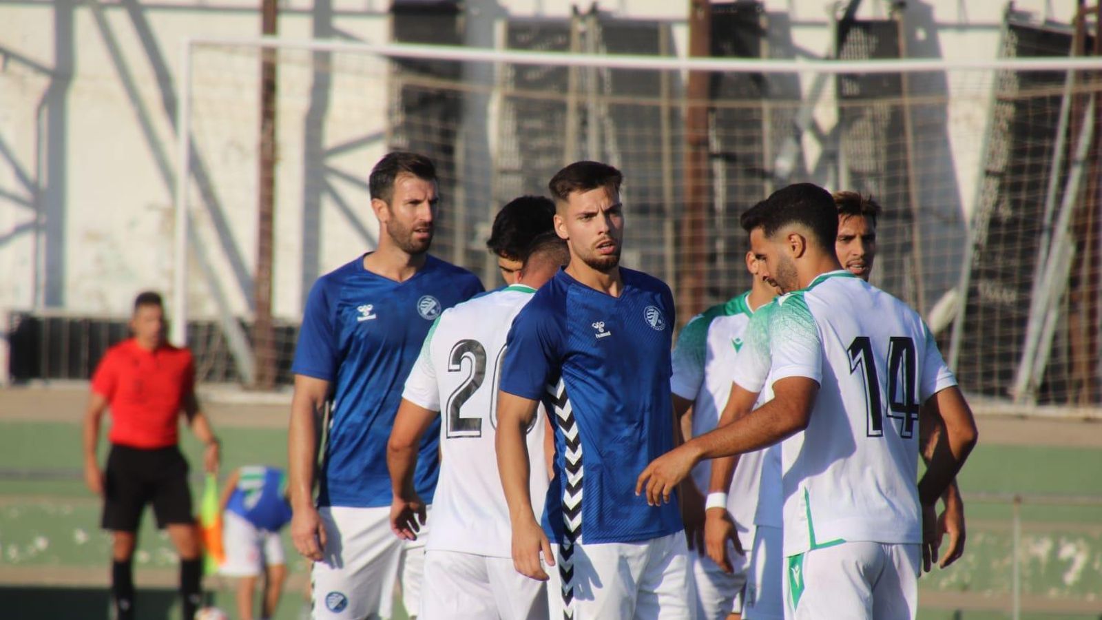 Rafa Parejo, junto al verdiblanco Yasser. Rafa Parejo, junto al verdiblanco Yasser.