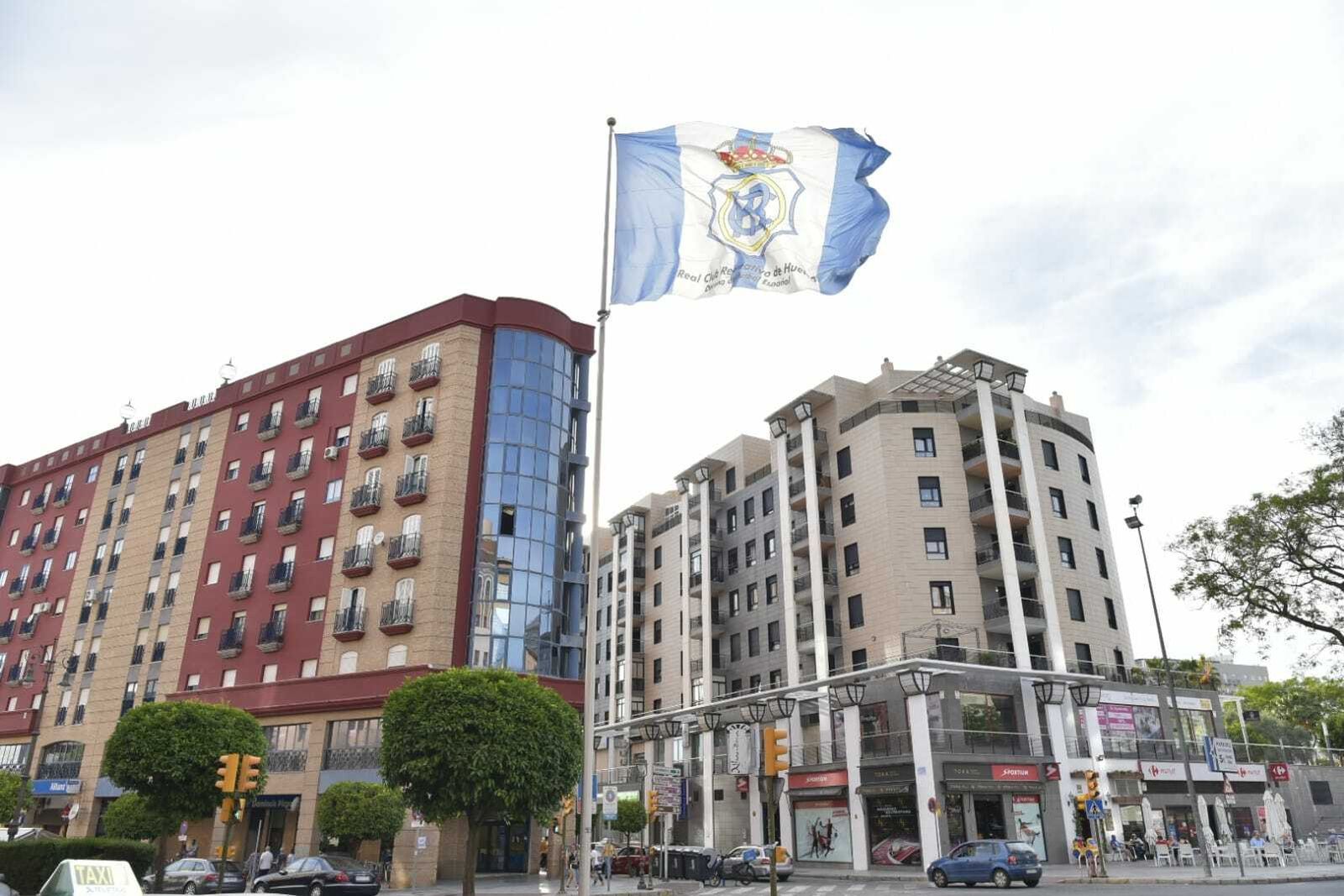 La bandera del Recreativo luce en el cielo de Huelva