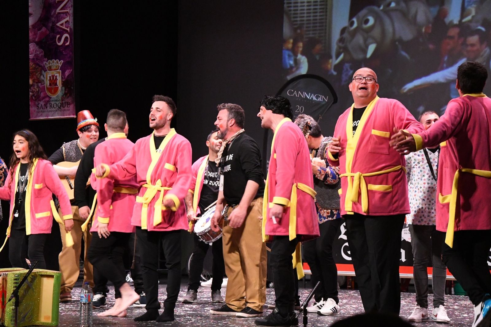 Una de las actuaciones de la chirigota de San Roque durante el pregón.