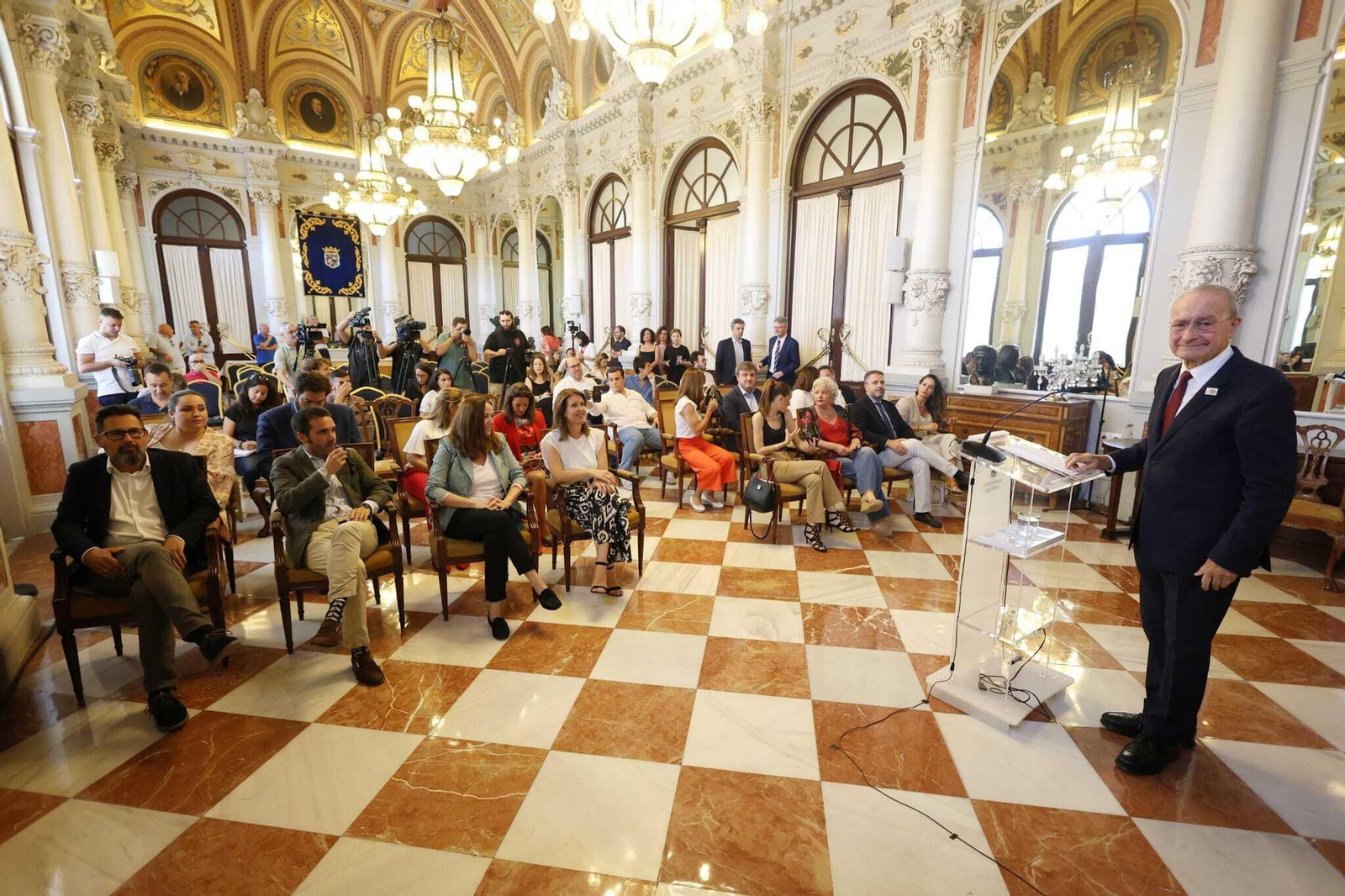 El alcalde posa con los concejales, sentados en las dos primeras filas, antes de anunciar sus cargos.