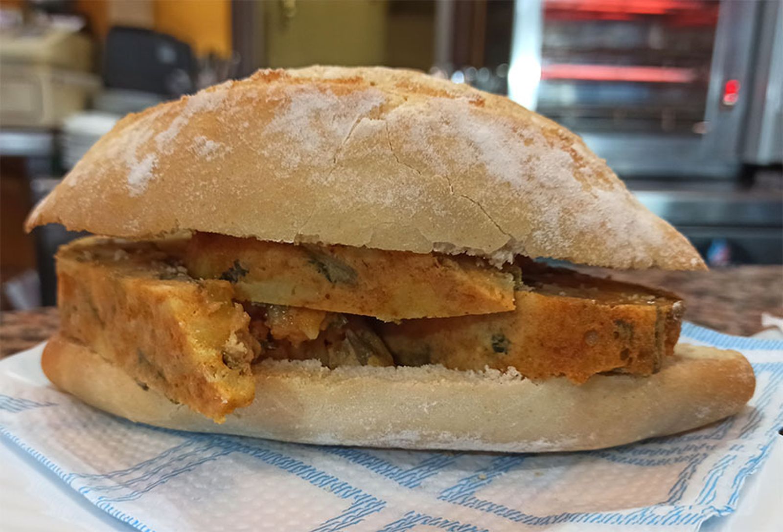 La tortilla sorpresa en el bar El Llamador