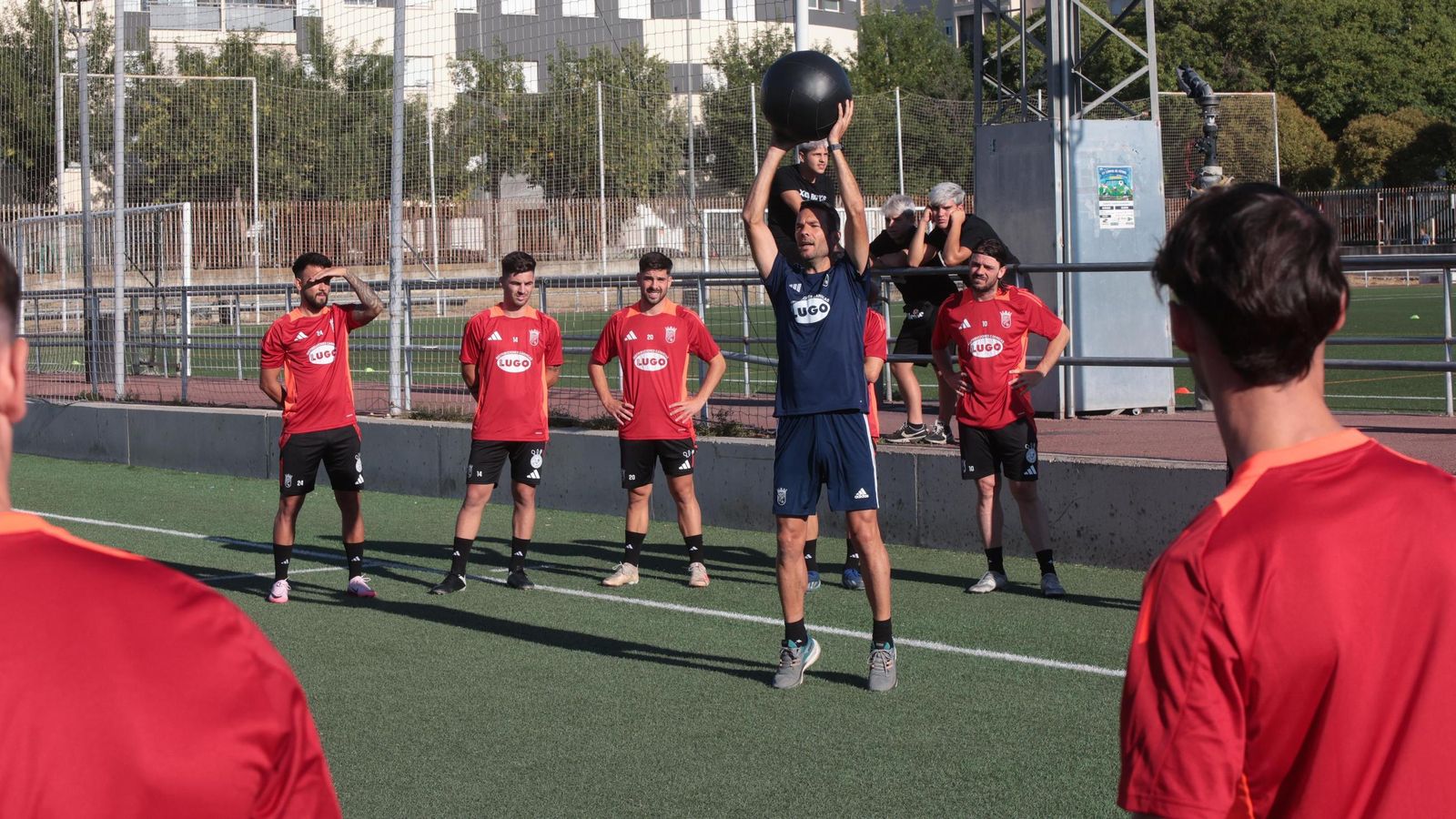 Serguo Castaño, nuevo preparador físico del equipo, muestra a los jugadores un ejercico con balón medicinal.
