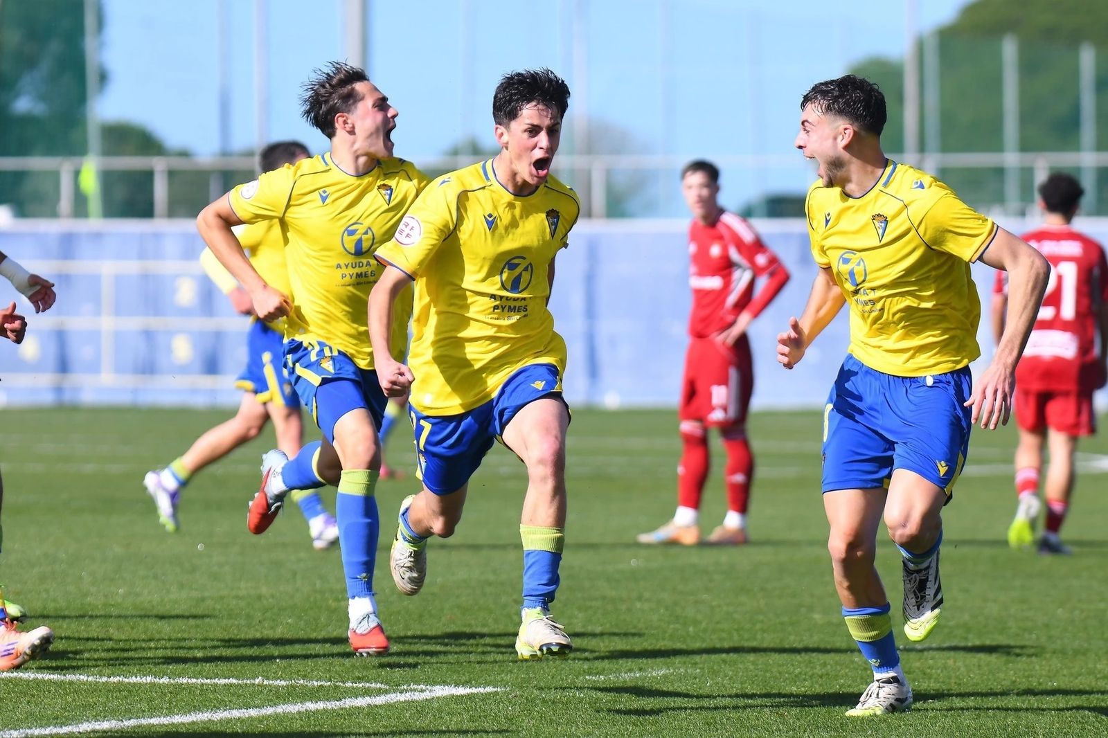 Barroso celebra el gol que dio el triunfo a los amarillos.