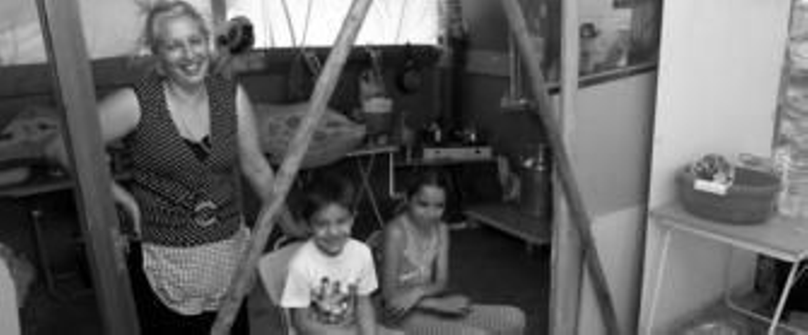 Una mujer con sus dos hijos en la tienda que han instalado en el campamento de la avenida de Chiribitos, hace unos días. Una mujer con sus dos hijos en la tienda que han instalado en el campamento de la avenida de Chiribitos, hace unos días.