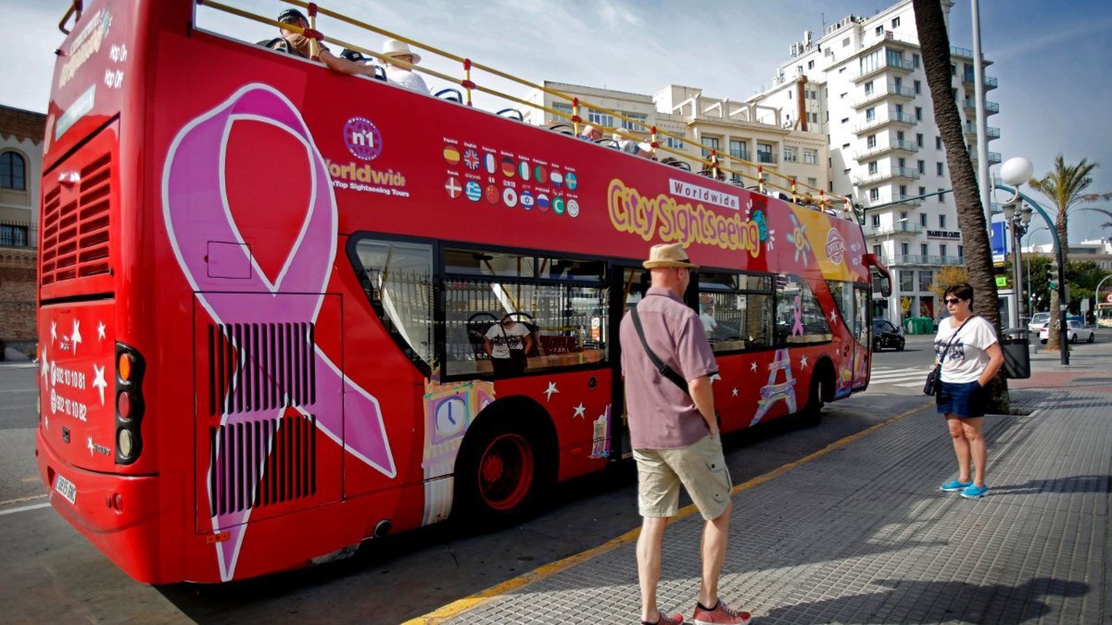 Un autobús turístico, en la parada del puerto de Cádiz.