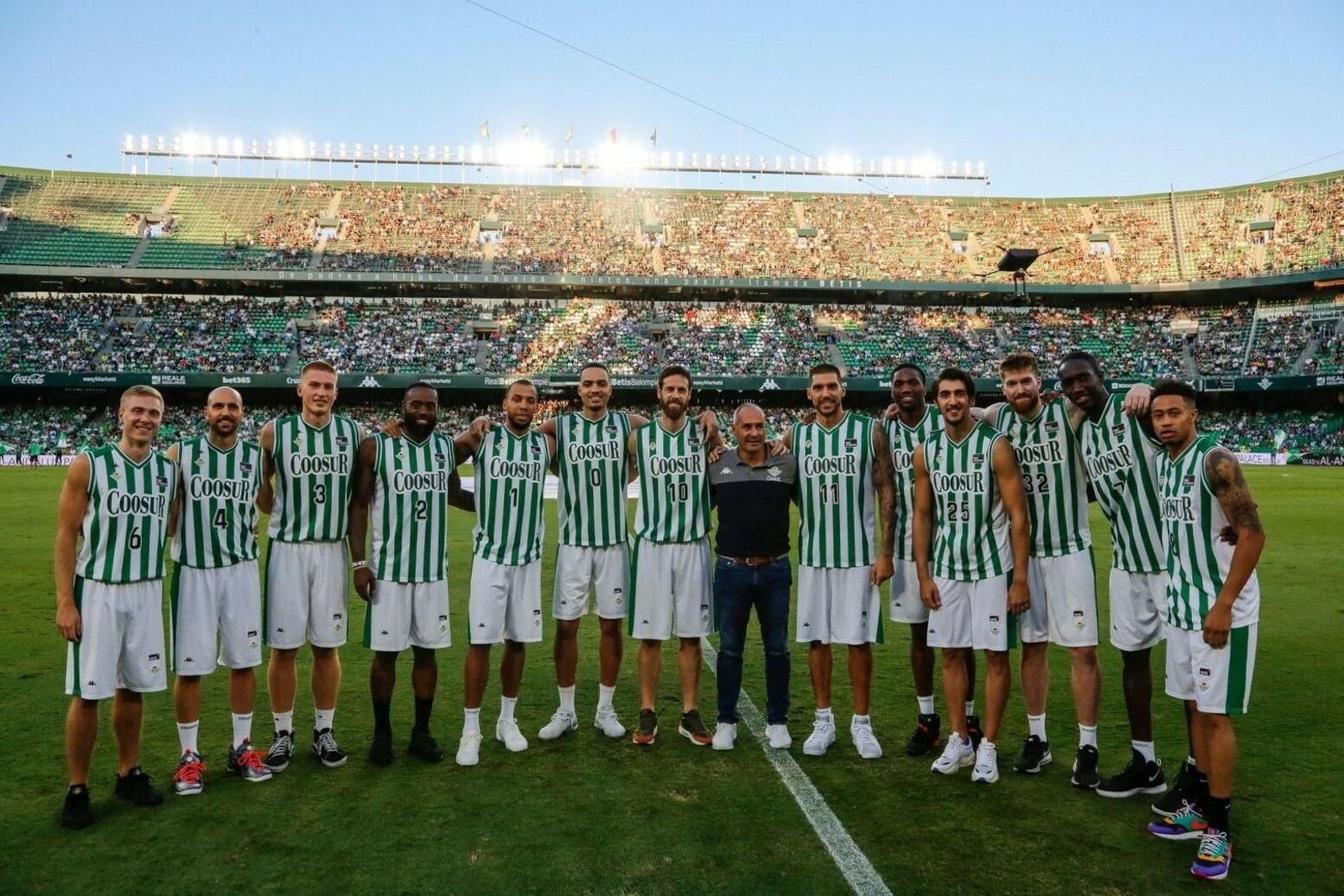 La plantilla del Coosur Real Betis posa en el Benito Villamarín.