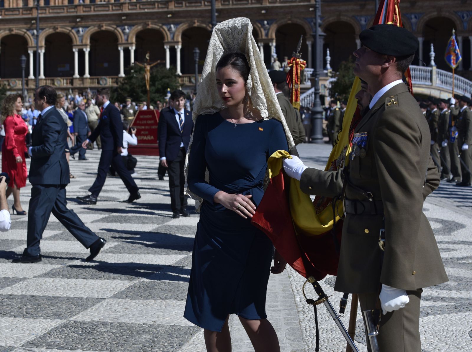 Una joven jura bandera en la Plaza de España, en 2019.