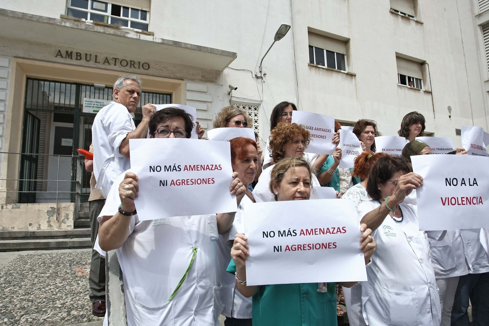 Concentración en protesta por una agresión en el centro de salud Centro.