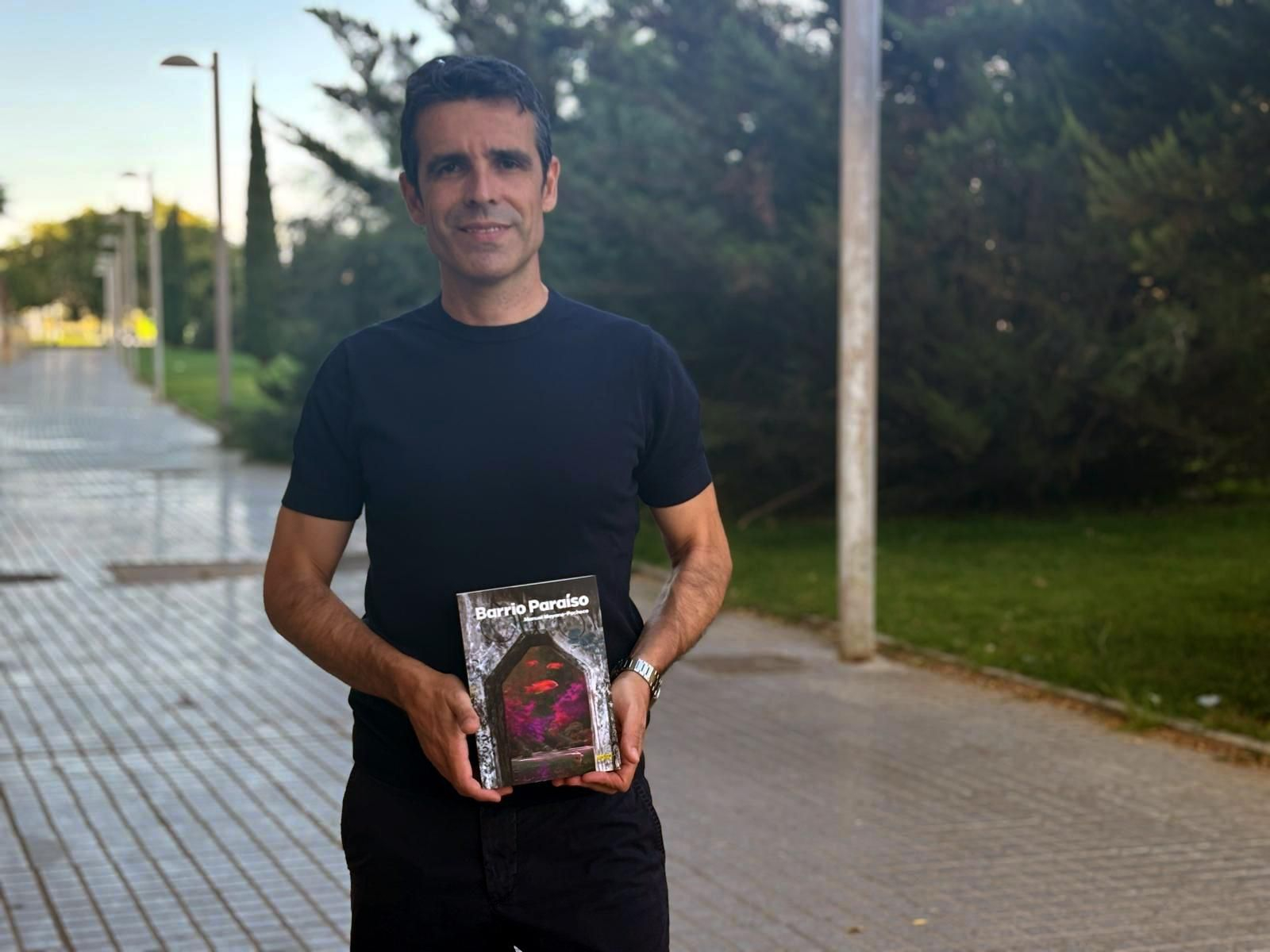 El profesor lucentino Manuel Moyano-Pacheco, con un ejemplar de su novela 'Barrio Paraíso'.