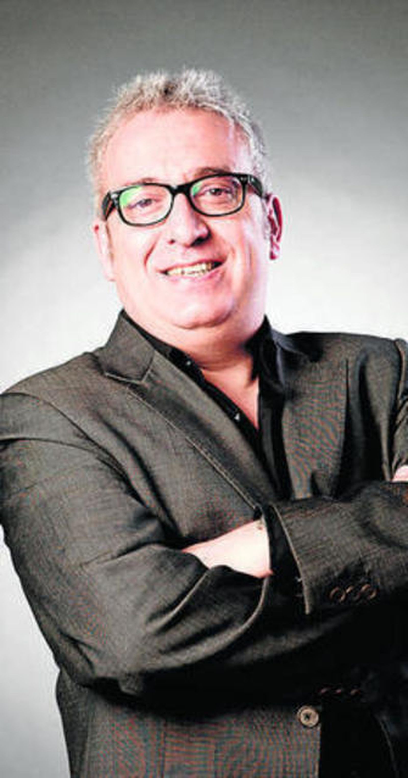 Leo Harlem presenta la gala.