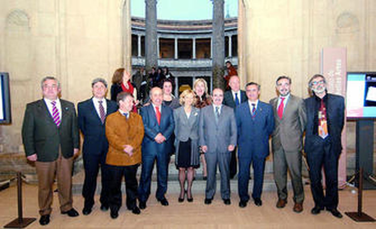 Juan Carlos Usero junto a Gaspar Zarrías, la ministra Elena Salgado y el resto de presidentes de Diputaciones Provinciales durante el acto celebrado en Granada.
