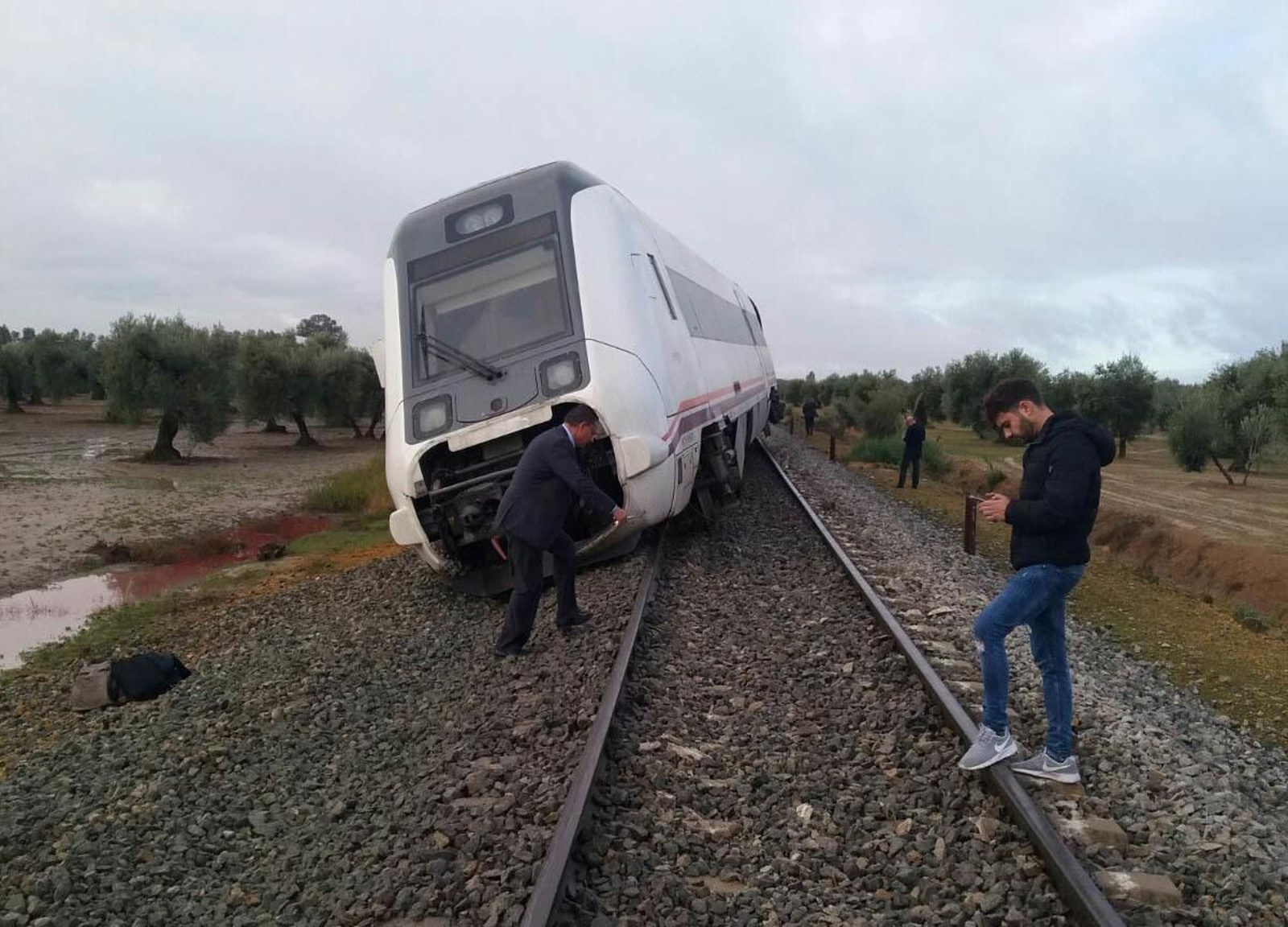 El convoy totalmente fuera de la vía
