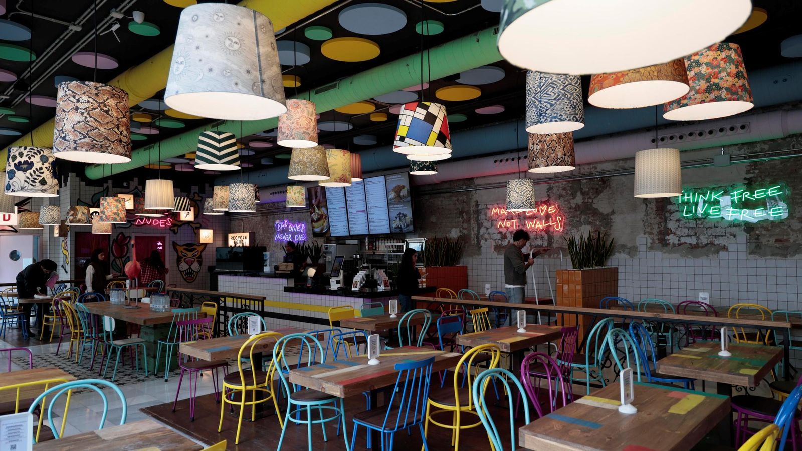 Un colorido interior del local.