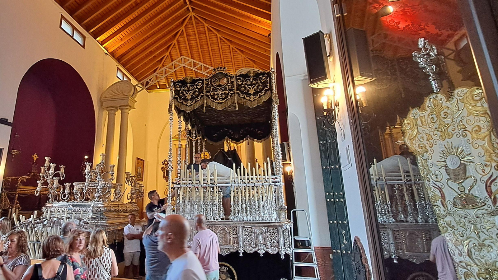 Montaje de la cera en el paso de palio de la Virgen de la Soledad de Ayamonte