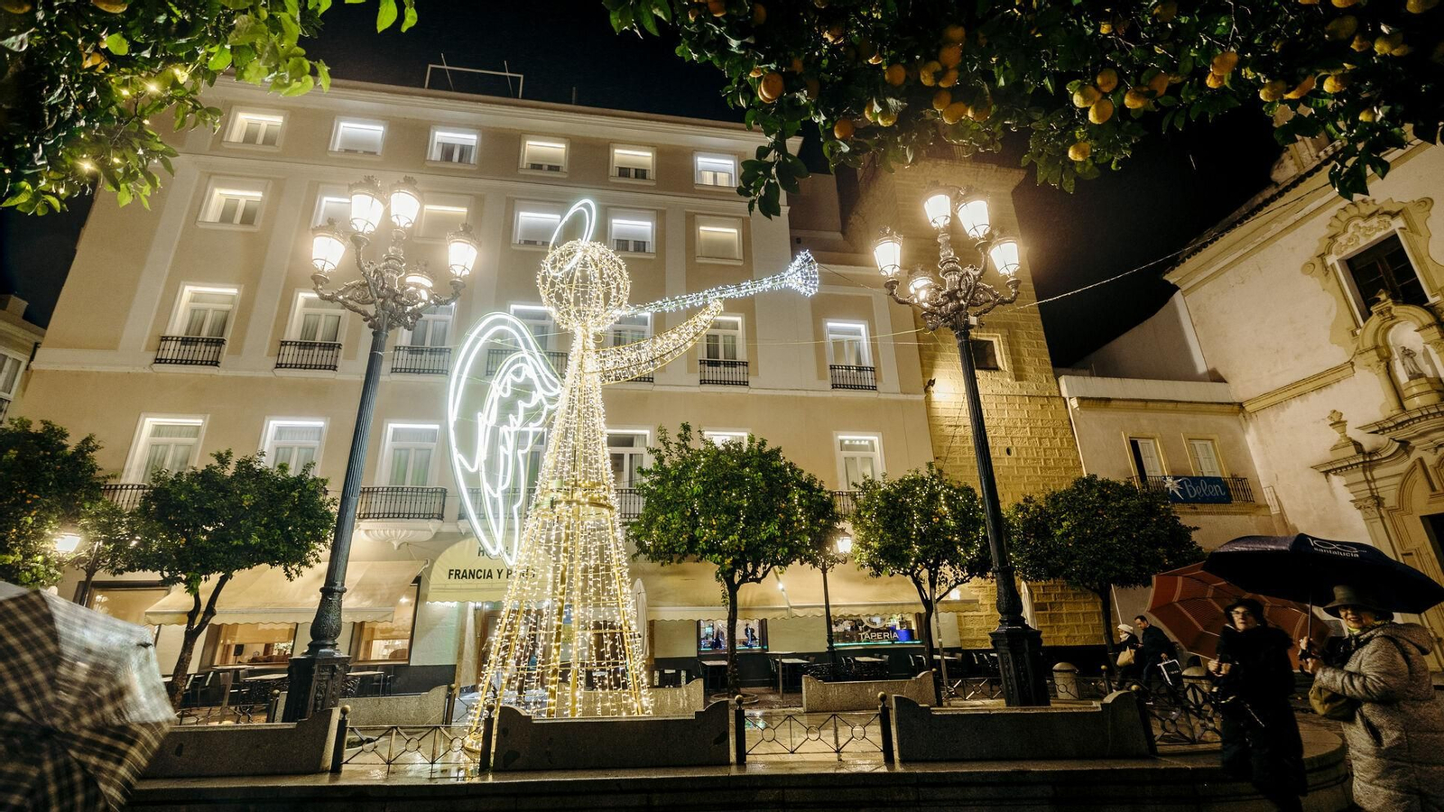 Día de lluvia por una plaza de Cádiz estos pasados días.