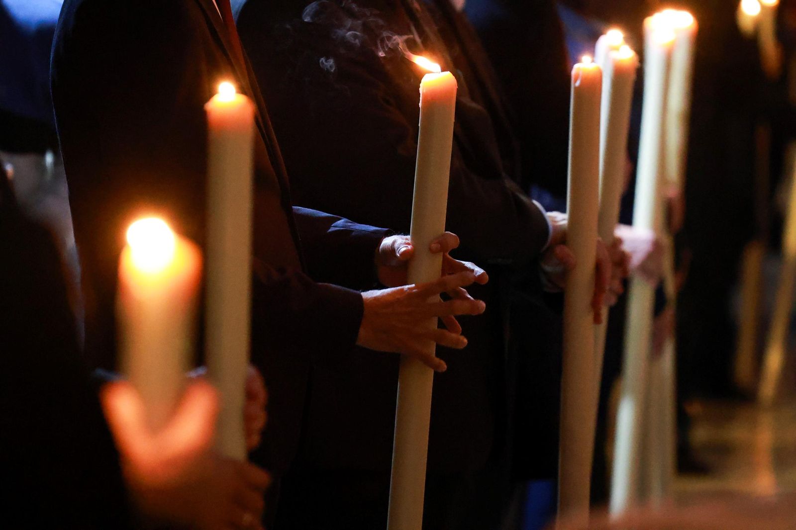 El vía crucis inaugura la cuaresma, en imágenes