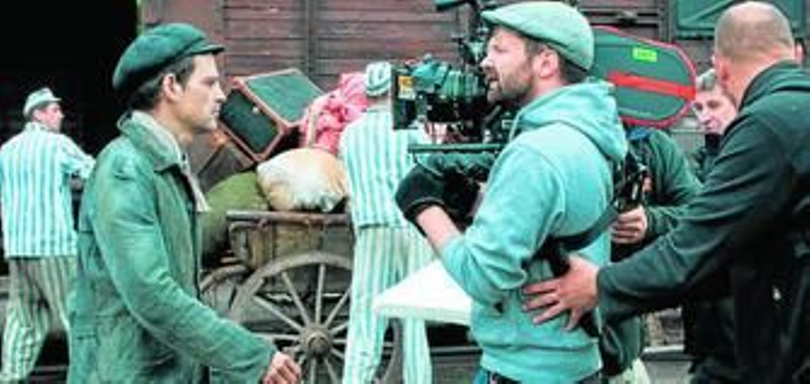 László Nemes rodando con la cámara al hombro y a escasa distancia de su actor principal, Géza Röhrig.