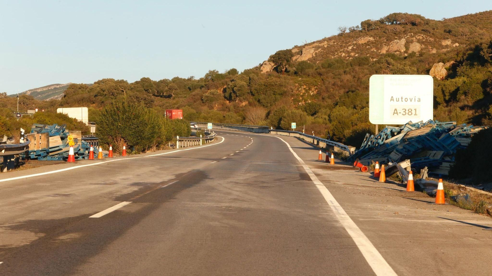 Retiran el camión volcado que colapsó la A-381 en la tarde del martes.