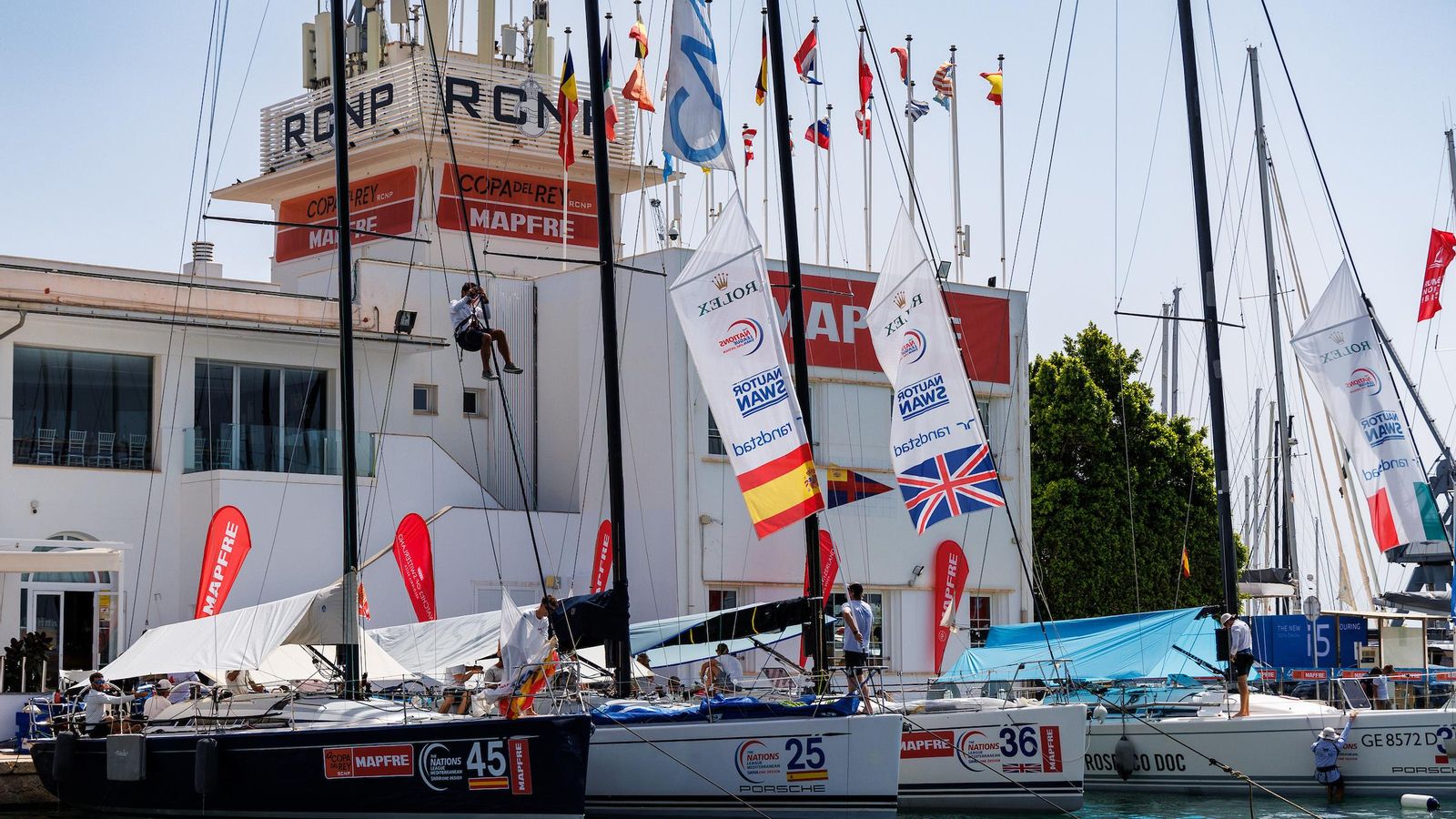 Barco español y británico atracados en el puerto
