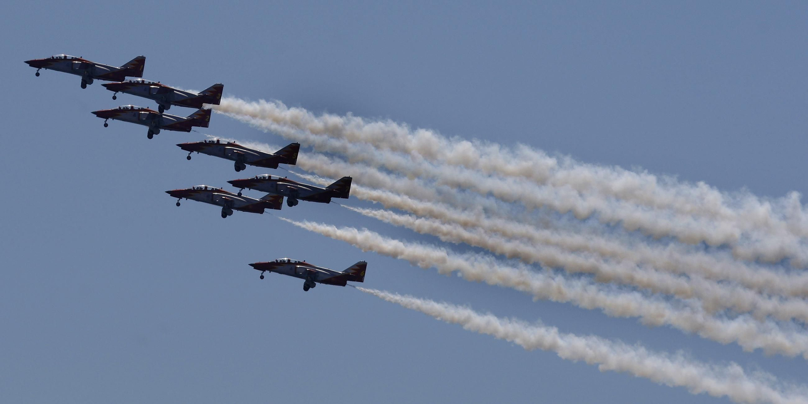 Espectaculares fotos de las acrobacias de la Patrulla Águila: cuatro décadas surcando los cielos