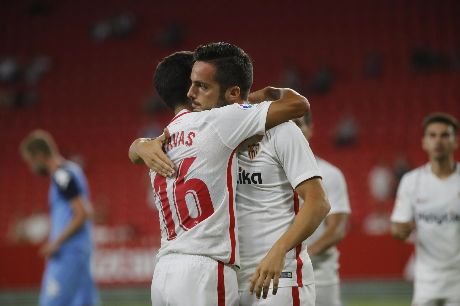 Jesús Navas felicita a Sarabia tras marcar.