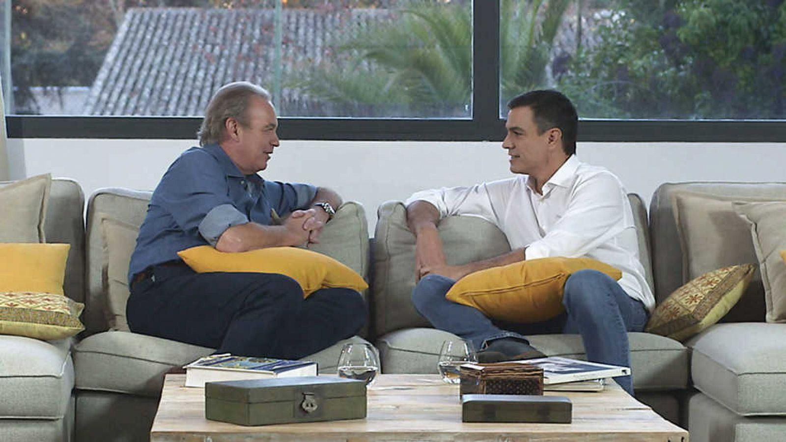 Bertín Osborne y Pedro Sánchez en 'En la tuya o en la mía', en su entrevista en TVE en el año 2015 cuando el político era el jefe de la oposición