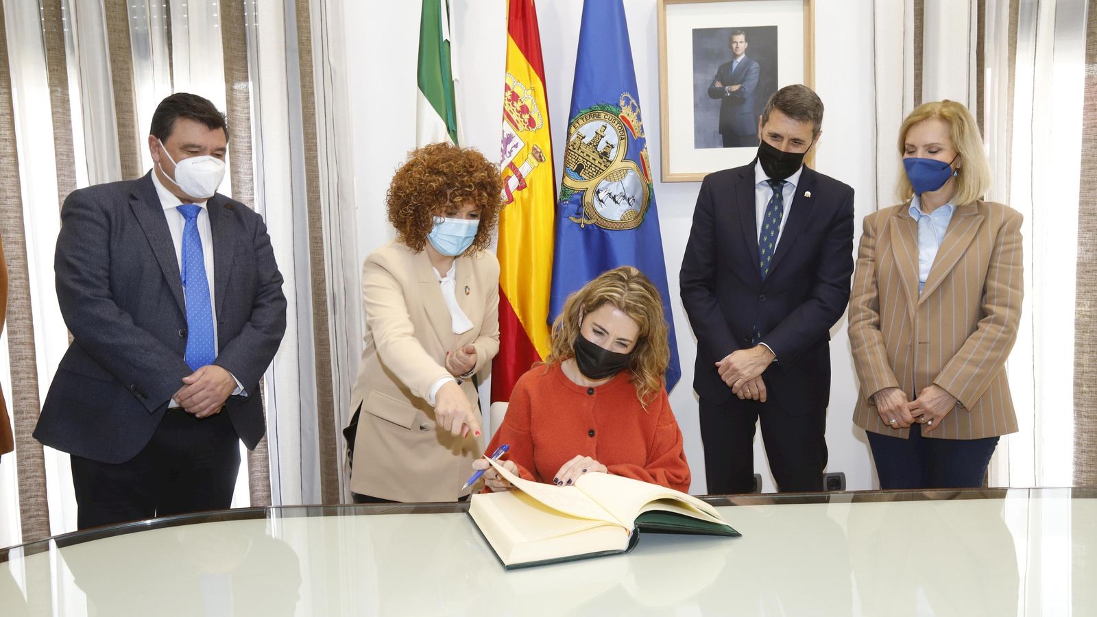 Visita de la ministra a la Diputación acompañada de la presidenta de la institución, María Eugenia Limón, el alcalde de la ciudad, Gabriel Cruz, el delegado del Gobierno en Andalucía y la subdelegada del Gobierno en Huelva. Visita de la ministra a la Diputación acompañada de la presidenta de la institución, María Eugenia Limón, el alcalde de la ciudad, Gabriel Cruz, el delegado del Gobierno en Andalucía y la subdelegada del Gobierno en Huelva.