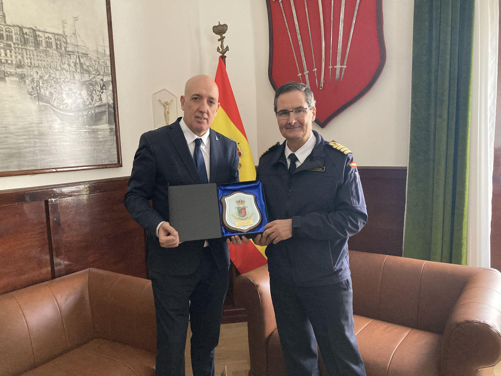 Javier Noriega entregando el reconocimiento a Pablo Ramón Murga.