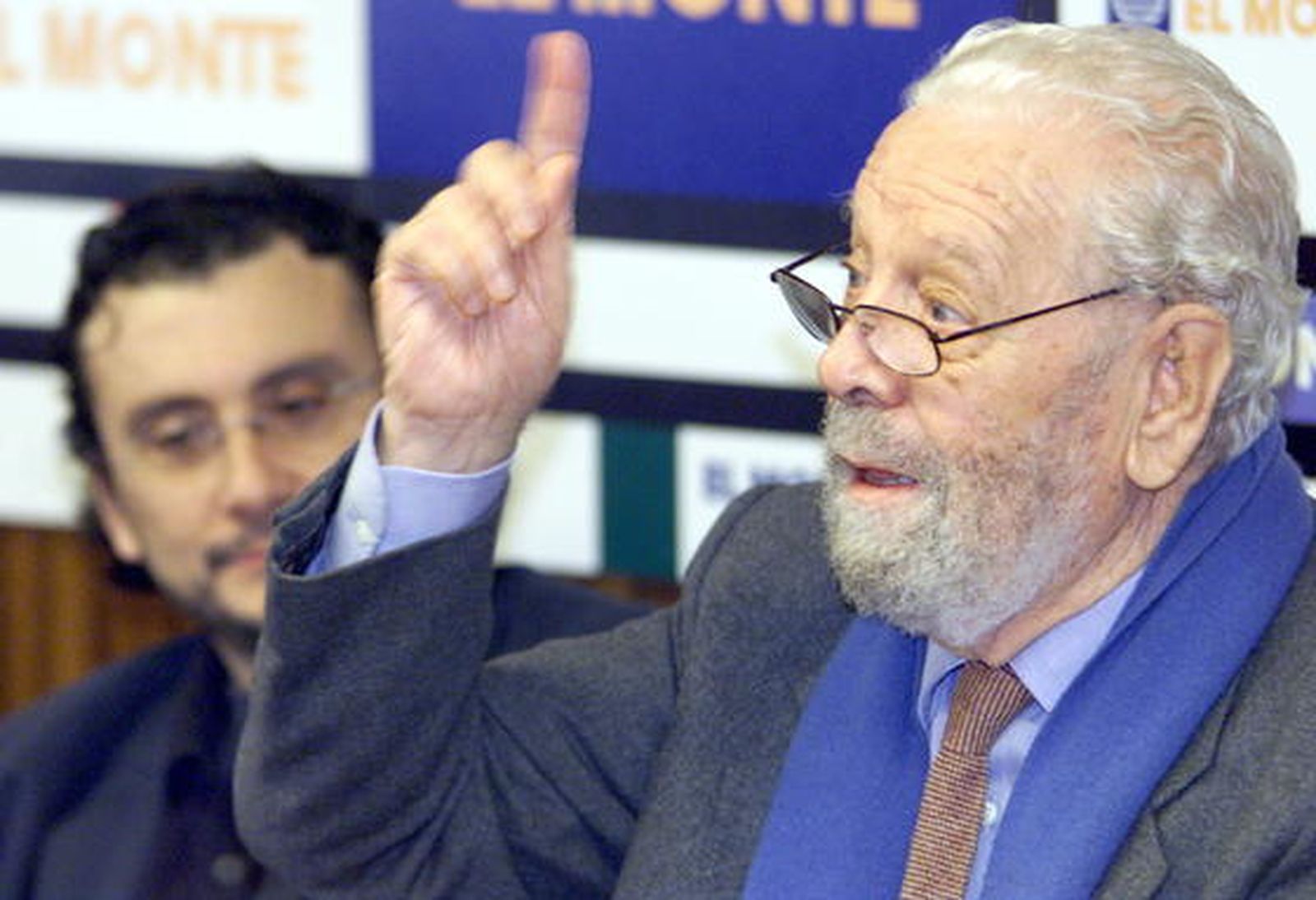 Luis García Berlanga (D), acompañado por Antonio Cuadri, durante la conferencia de clausura de las jornadas sobre 75 años de historia del cine español, organizadas por la Fundación El Monte en colaboración con la Universidad de Huelva, con motivo del 75 aniversario de la edición de la primera película sonora española. / Miguel Vázquez