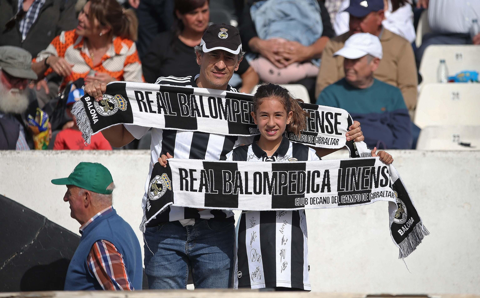 Fotos de la afición durante el Balona - Talavera en el estadio municipal de La Línea