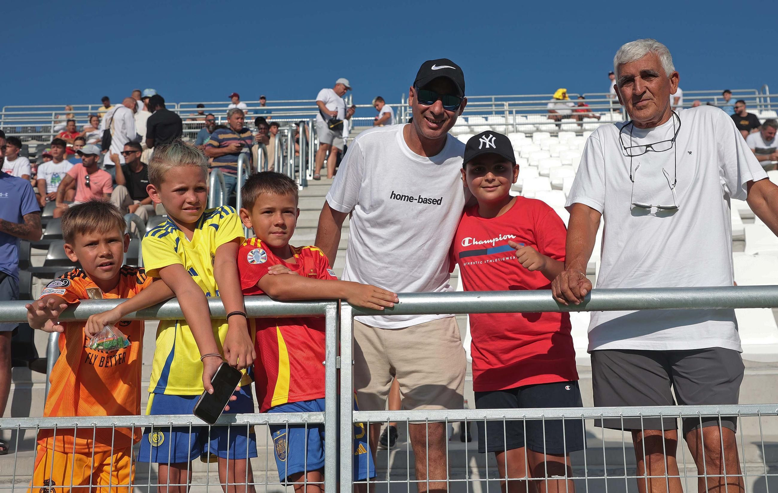 Búscate durante el Granada - Al Nassr en el Ciudad de La Línea